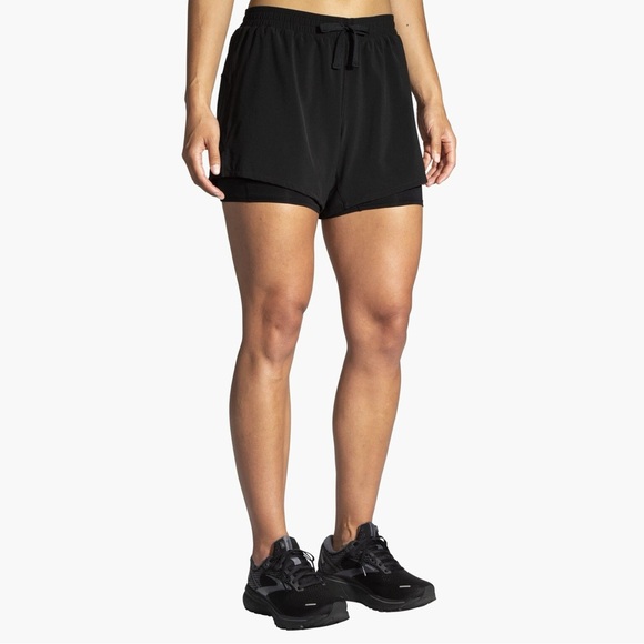 NWT Brooks Women’s Moment 5” 2-in-1 Shorts in Black in size XS - Picture 2 of 8